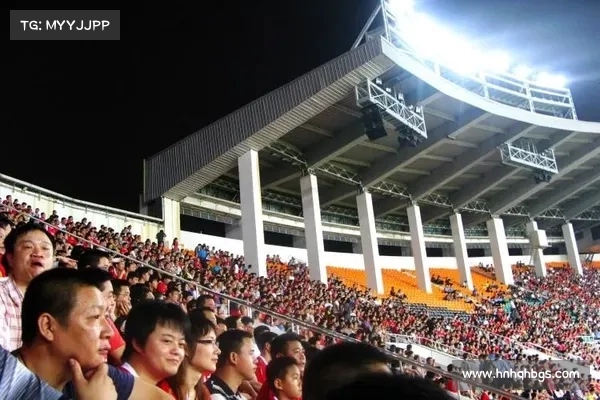 阿根廷联赛炎热天气下消防员喷水助力球迷降温现场热情如火 阿根廷联赛炎热天气下消防员喷水助力球迷降温现场热情如火